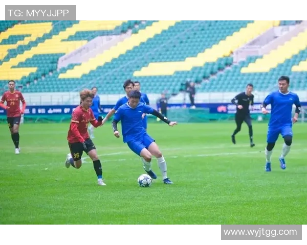 足球明星在绿茵场上激烈对抗展现精彩技艺与团队默契的比赛盛况